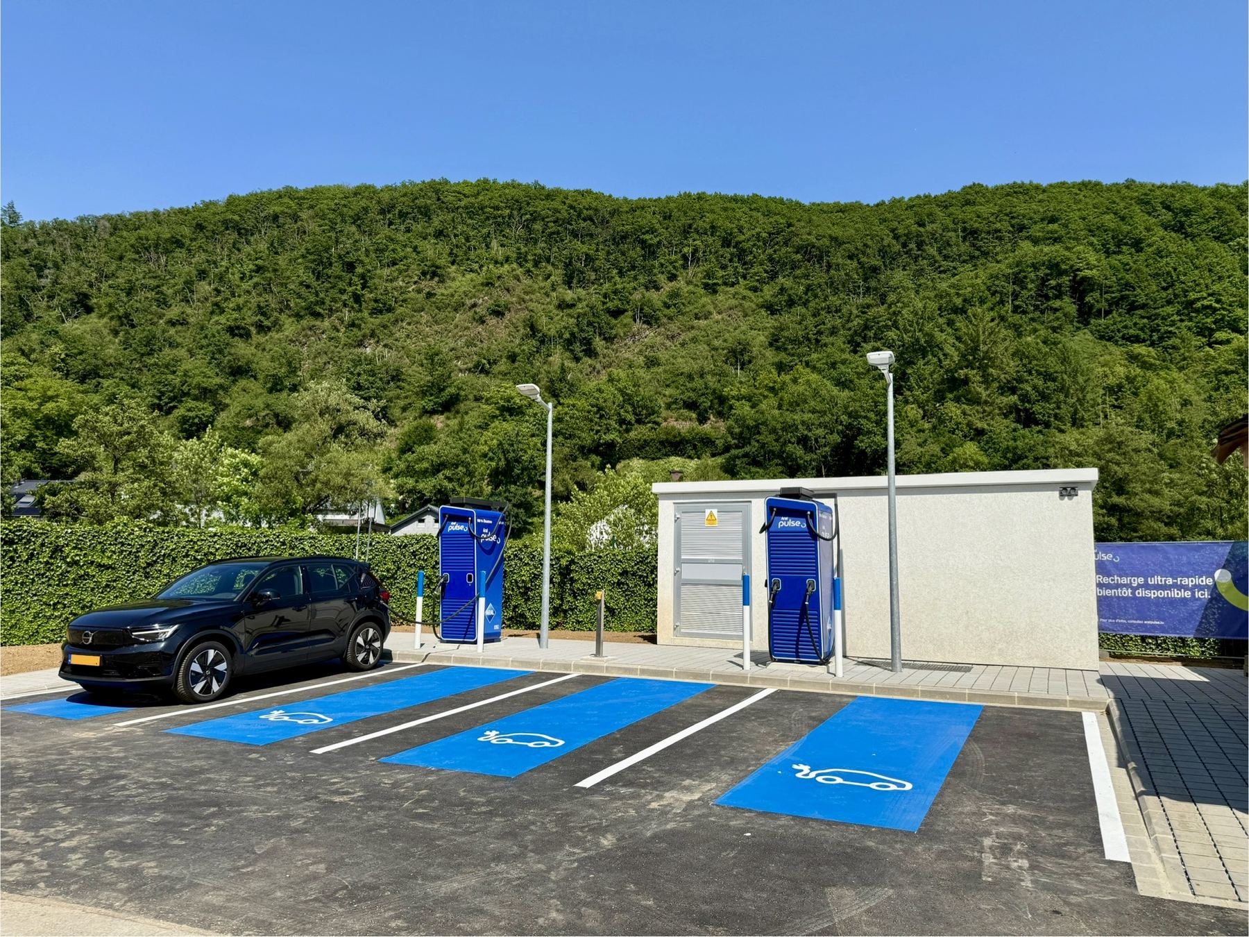 Public EV hub delivery photo
